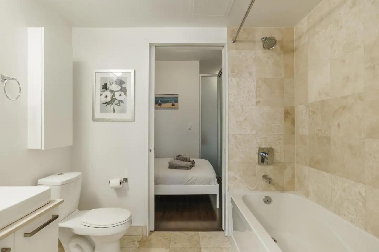 Luxury 2-Bedroom Condo Parking, View Of Cn Tower Toronto Extérieur photo