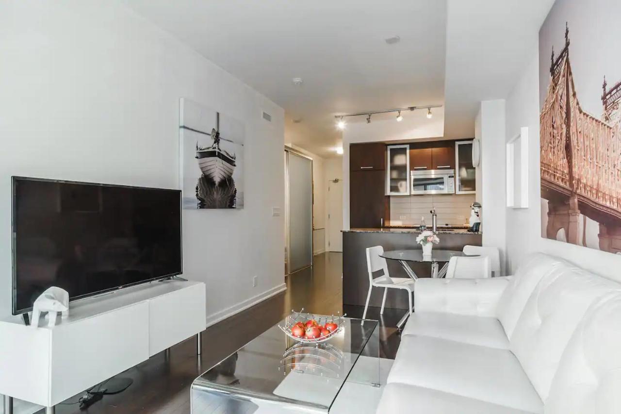 Luxury 2-Bedroom Condo Parking, View Of Cn Tower Toronto Extérieur photo