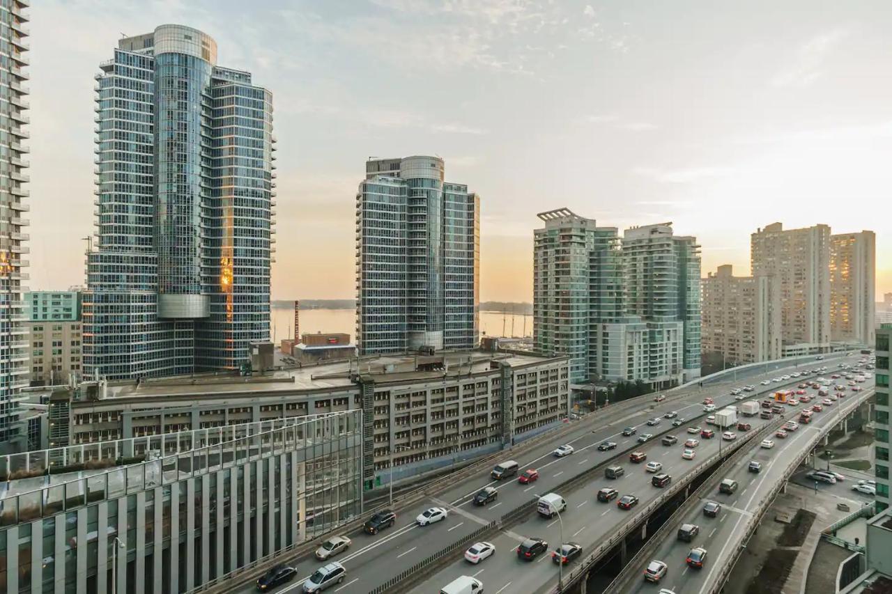 Luxury 2-Bedroom Condo Parking, View Of Cn Tower Toronto Extérieur photo