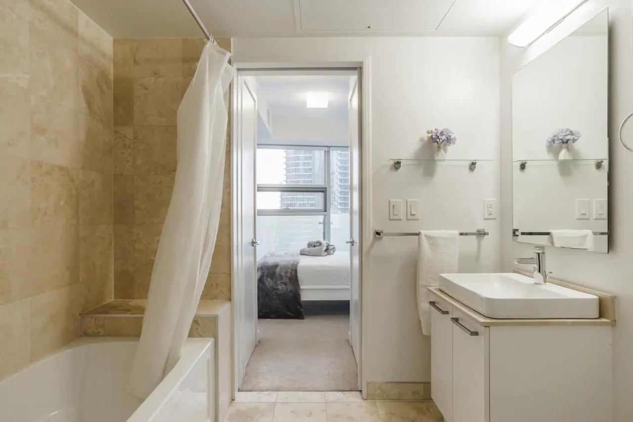 Luxury 2-Bedroom Condo Parking, View Of Cn Tower Toronto Extérieur photo
